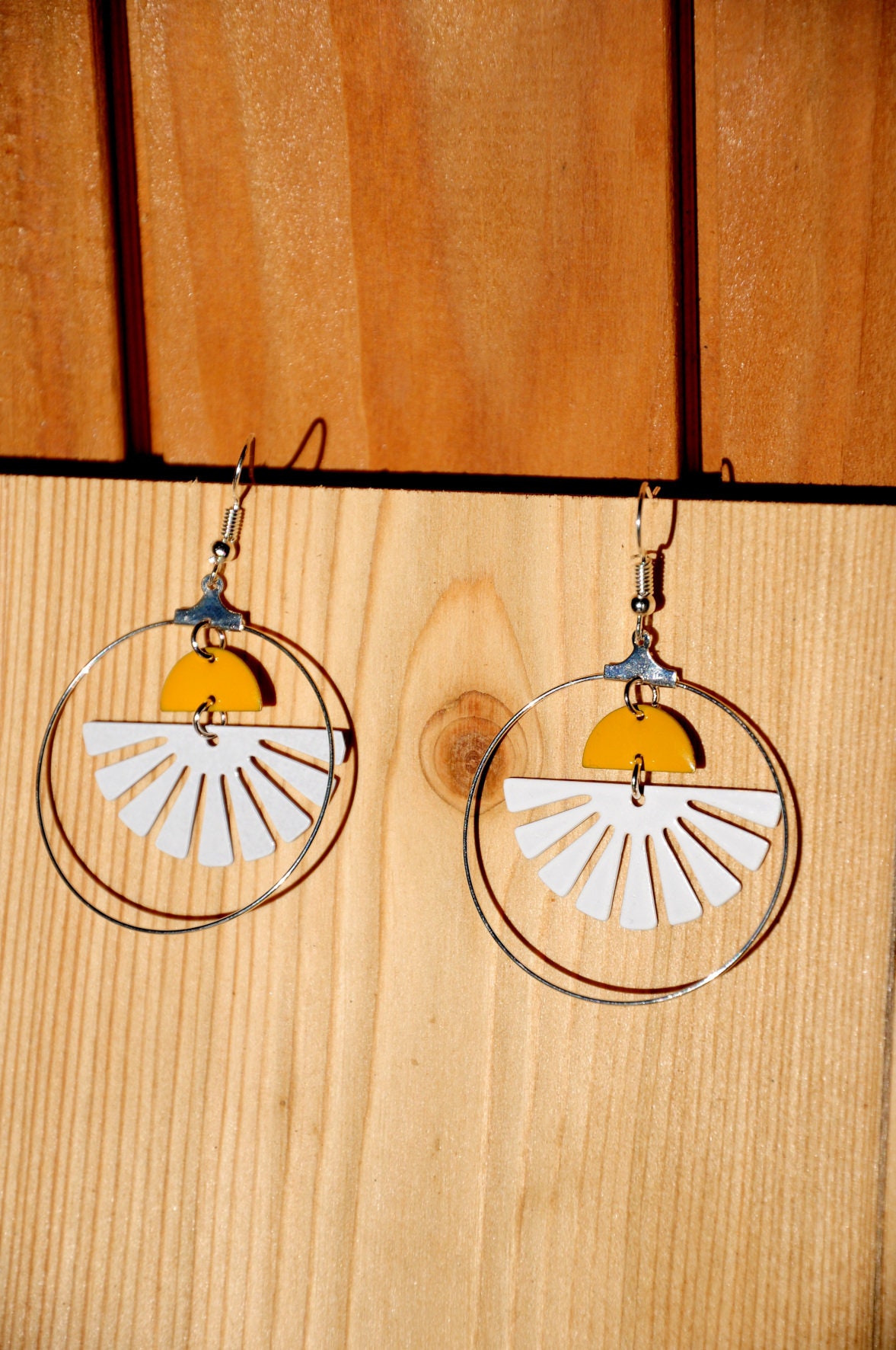 sequin creoles enamelled half round yellow and white fan