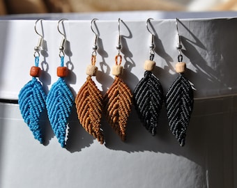 Pendientes de plumas en macramé. Pendiente de hoja de Macramé