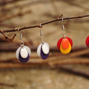 Small round and colorful hanging earrings. /!\ only the white/purple ones remain
