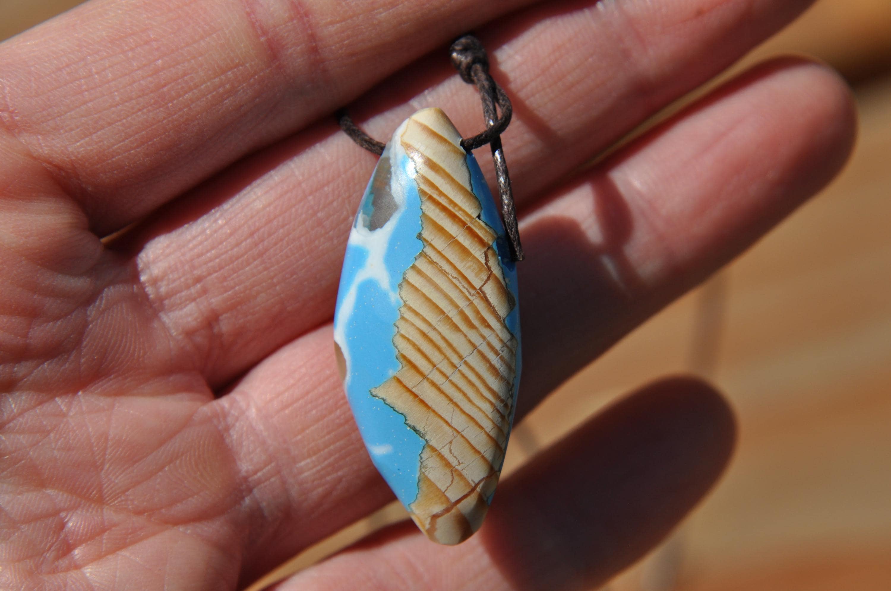 Collier Pendentif Bois D'olivier Et Résine époxy – Triangle Vert/bleu, 50-70 Cm, Neuf Avec étiquettes