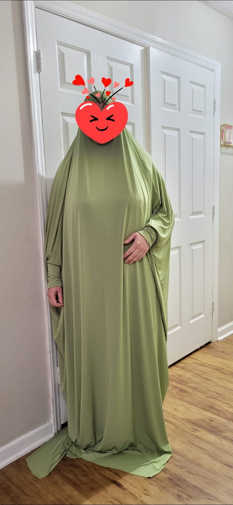 Puede incluir: Una abaya larga y fluida de color verde con mangas largas. La abaya est&aacute; hecha de una tela suave y el&aacute;stica y tiene un corte holgado.