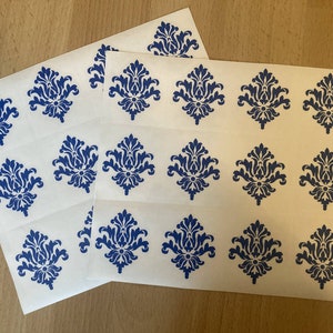 Può includere: Due fogli di carta bianca con adesivi a motivo damascato blu. Ogni foglio contiene 12 adesivi.