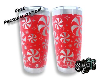 Diseño navideño "Peppermint twist" de 20 oz - 360 grados, grabado a láser en un vaso Yeti. Disponible en varios colores.