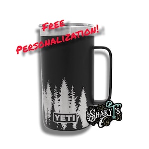 Diseño de pino de 24 oz - 270 grabado con láser en una taza Yeti con tapa magnética.