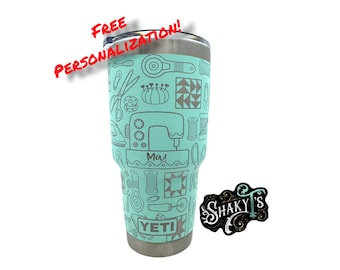 Diseño de acolchado/costura 360 de 30 oz, grabado a láser en un vaso Yeti con tapa magnética. Disponible en varios colores.