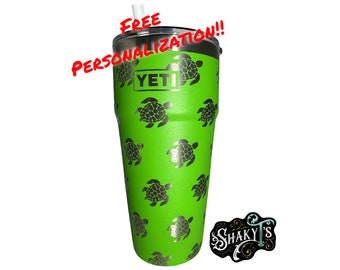 Vaso Yeti apilable de 769 ml (26 oz) con diseño de tortuga marina grabado con láser en 360 grados y tapa con pajita.