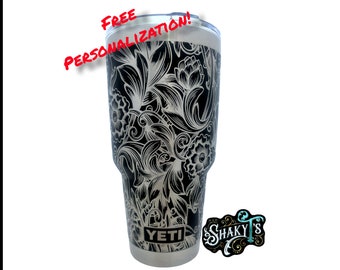 Diseño floral occidental de 360 grados, grabado a láser en un vaso Yeti con tapa magnética. Disponible en varios colores.