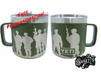 14 oz - Envoltorio Defend and Serve, grabado con láser en una taza Yeti con tapa magnética.