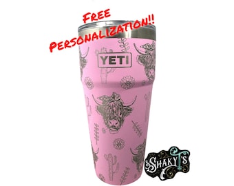 26 oz - Diseño de vaca 360 Highlands grabado con láser en un vaso apilable Yeti, con tapa con pajita.