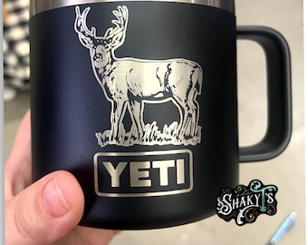 Taza Yeti de 414 g (14 oz) con imagen de un ciervo mulo, grabada con láser y con tapa Magslide.