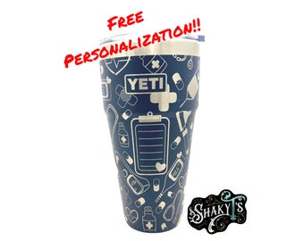 Vaso Yeti apilable de 769 ml (26 oz) con diseño de enfermera/médico grabado con láser en 360° y tapa con pajita.