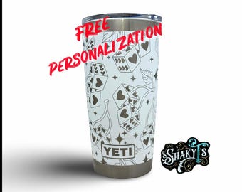 20 oz - Diseño de dados de corazón de cereza 360 grabado con láser en un vaso Yeti, con tapa magnética.