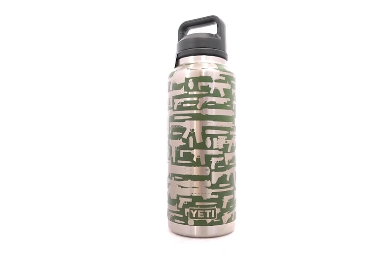 46oz - 360 Black rifle design laser engraved on a Yeti bottle/rambler with chug cap. Multiple colors available… bild 1