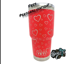 Vaso Yeti de 30 oz con diseño de corazón 360, grabado a láser, con tapa magnética. Disponible en varios colores.