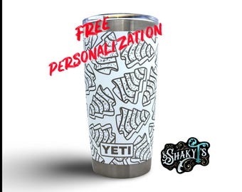 20 oz - Diseño de tortas de árbol de Navidad 360 grabado con láser en un vaso Yeti de 20 oz, con tapa magnética.