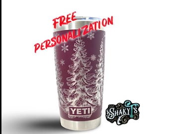 Diseño Winter Forest 360 de 20 oz grabado con láser en un vaso Yeti, con tapa magnética.