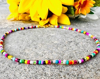 Pulseira de tornozelo artesanal com miçangas multicoloridas