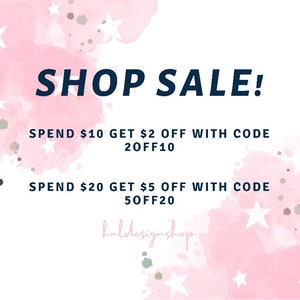 K&ouml;nnte beinhalten: Rosa Aquarellhintergrund mit wei&szlig;en Sternen. Der Text lautet "SHOP SALE!"  "SPEND 10&euro; GET 2&euro; OFF WITH CODE 20FF10"  "SPEND 20&euro; GET 5&euro; OFF WITH CODE 50FF20"  "haldesignshop"