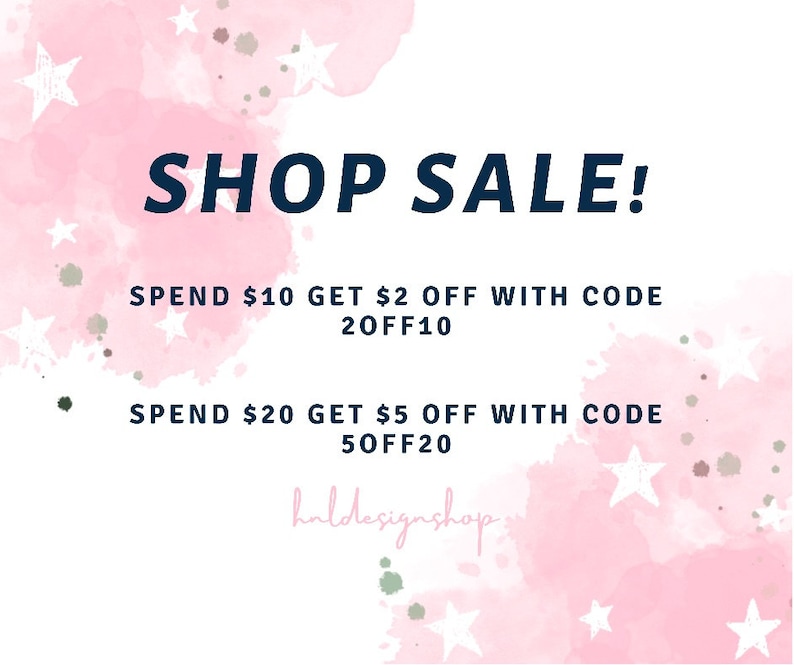 K&ouml;nnte beinhalten: Rosa Aquarellhintergrund mit wei&szlig;en Sternen. Der Text lautet "SHOP SALE!"  "SPEND 10&euro; GET 2&euro; OFF WITH CODE 20FF10"  "SPEND 20&euro; GET 5&euro; OFF WITH CODE 50FF20"  "haldesignshop"