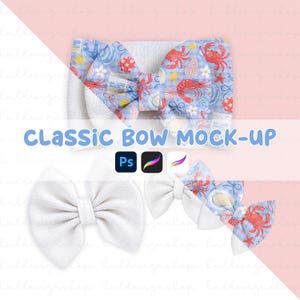 Può includere: Un modello di mock-up digitale per una fascia con fiocco classico in tessuto azzurro con un motivo di granchi rossi, gamberi, conchiglie e stelle marine gialle. L'immagine include il testo CLASSIC BOW MOCK-UP e le icone del software Ps.