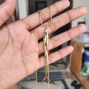 Collier sardine en or : pendentif animal minimaliste