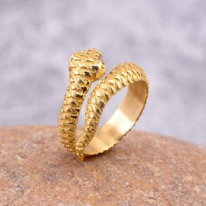 Vintage Gold Snake Ring: Adjustable Spiral Jewelry