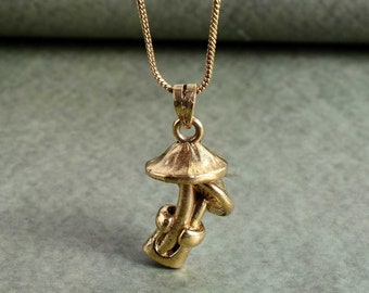 Collar con colgante de hongo dorado: joyería cottagecore