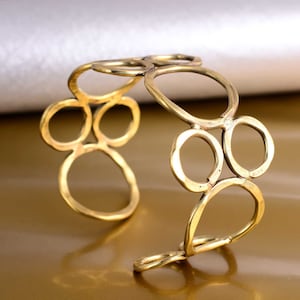 Gold Hammered Circle Link Bracelet: Everyday Cuff