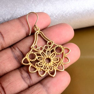 Blumenohrringe, Goldblumenohrringe, Blumenohrringe, Minimalistische Ohrringe, Hochzeitsohrringe, Blumenmädchenohrringe