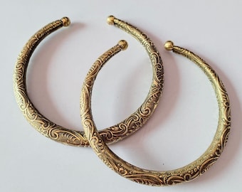 Paire de bracelets de pieds indiens, bracelet de pieds en laiton de couleur dorée, bracelet de cheville traditionnel fait à la main, bracelet de cheville du Rajasthan Kada