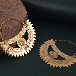 Gouden halve maan ringoorbellen: statement sieraden halve maan