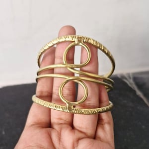 Brazalete ancho de latón dorado: pulsera abierta para mujer