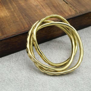 Gehämmerte Gold Überlappung Messing Armreifen: Minimalistische Armbänder