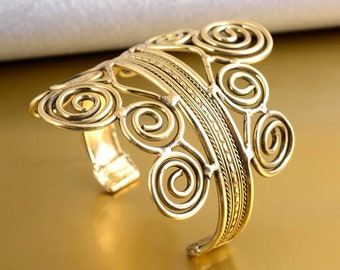 Brassard tourbillon doré : bracelet bohème réglable sur le bras