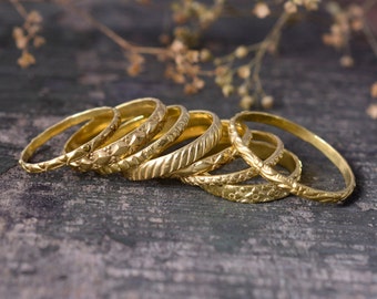 Anillo apilable martillado de oro laminado de 14k: banda fina y delicada