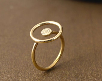 Anillo de latón con círculo abierto: diseño geométrico minimalista