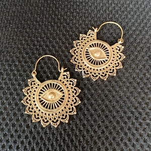 Gold Evil Eye Creolen: Boho Festival Huggie Ohrringe