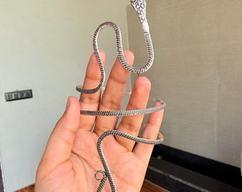 Brazalete ajustable para la parte superior del brazo con diseño de serpiente plateada