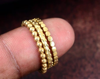 Goldfarbener Perlenring: Zarter, minimalistischer Stapelring