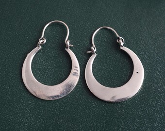 三日月型フープピアス：天体モチーフのボヘミアンスタイル