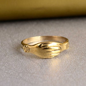 Gold Handshake Ring, Friendship Jewelry, Holding Ring, Bestfriend Girlfriend Gift, Modern Hand Ring, People