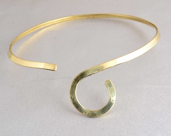 Collana Torc a spirale d'oro, Collare girocollo asimmetrico, Collare a collo aperto con dichiarazione unica, Torc a filo spesso regolabile, Collana insolita a spirale