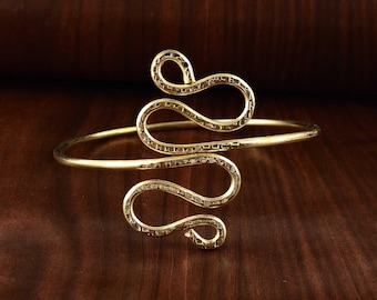 Polsino da braccio superiore, fascia da braccio a spirale realizzata a mano in ottone, gioielli