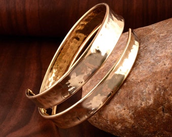 Manchette minimaliste en or martelé : bracelet brassard