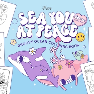 Puede incluir: Portada de un libro para colorear azul claro con el texto "SEA YOU AT PEACE" y "GROOVY OCEAN COLORING BOOK". La portada presenta una orca morada y una manta raya rosa, ambas decoradas con flores. El libro tiene 50 p&aacute;ginas para calmarse.