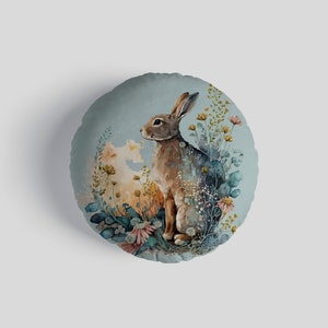 Cojín redondo de 14" con diseño de conejo Woodland en acuarela