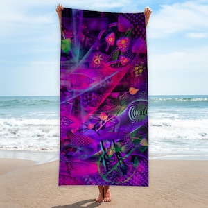 Könnte beinhalten: Ein lebendiges Strandtuch mit einem psychedelischen Design in Lila-, Rosa- und Grüntönen. Das Tuch zeigt abstrakte Formen, geometrische Muster und eine Signatur. Das Tuch wird vor einem Strandhintergrund präsentiert.