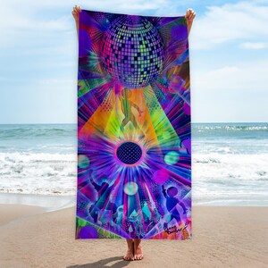 Könnte beinhalten: Ein lebendiges Strandtuch mit einem psychedelischen Discokugel-Design. Das Tuch zeigt eine farbenfrohe Anordnung von Lila, Blau, Grün und Orange, mit Silhouetten von tanzenden Menschen. Das Kunstwerk ist unten rechts signiert.