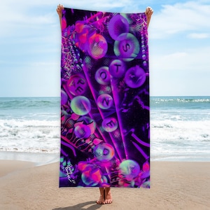 Könnte beinhalten: Ein lebendiges Strandtuch mit einem neonlila und rosa Design. Das Tuch zeigt ein sich wiederholendes Muster aus leuchtenden Kugeln und das Wort "STONE" in großen Buchstaben. Der Hintergrund ist dunkelviolett mit abstrakten Formen. Das Tuch wird am Strand gehalten.