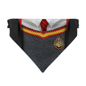 Op de afbeelding: Een grijze en rode Hogwarts-huis-sjaal met het Hogwarts-wapen en de woorden "Draco Dormiens Nunquam Titillandus" in gouden letters.